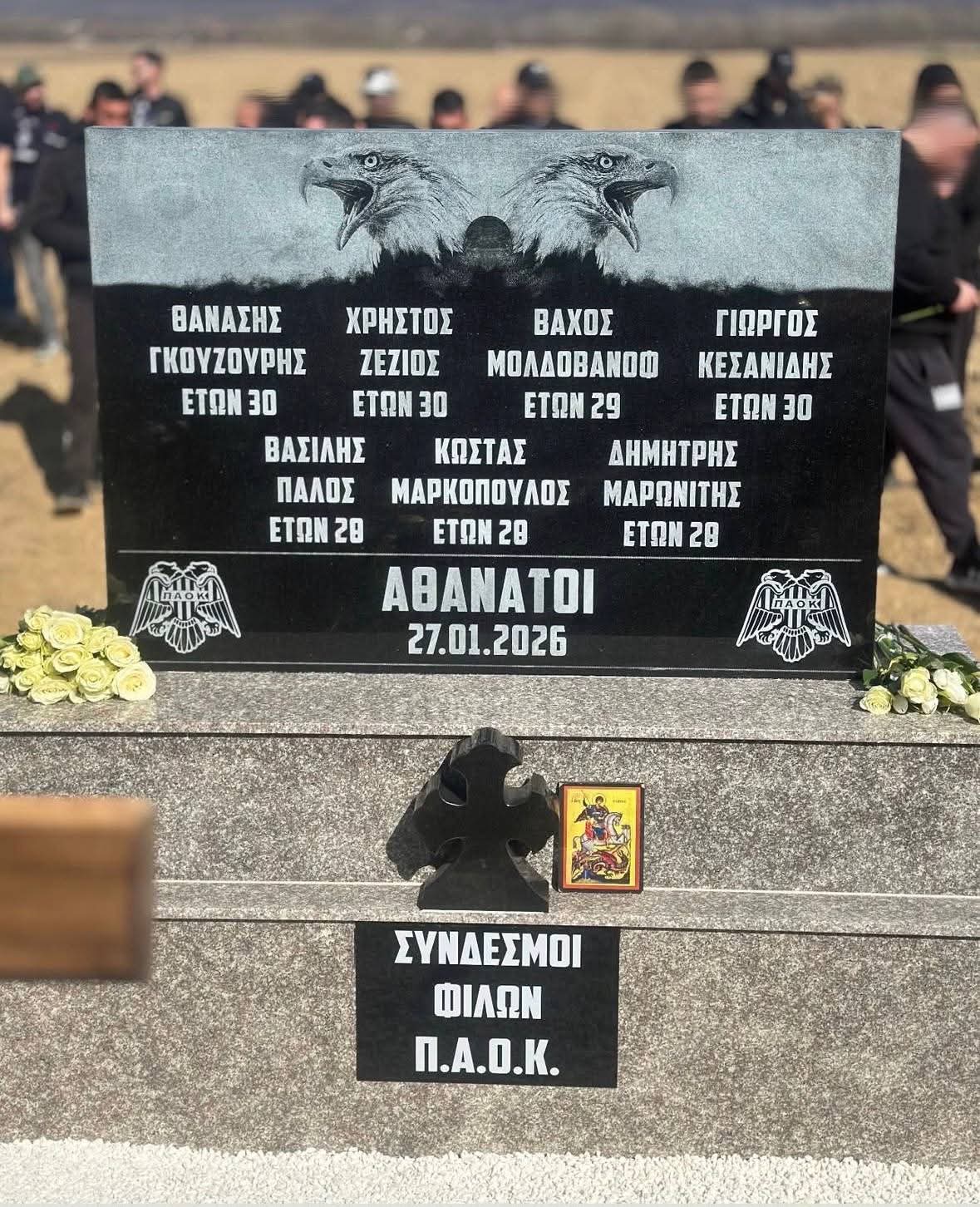 După o săptămână de la tragedia care a zguduit comunitatea suporterilor din vestul României și din Grecia, un gest simbolic de solidaritate și respect a fost desfășurat sâmbătă, la locul unde șapte tineri greci și-au pierdut viața într-un accident rutier