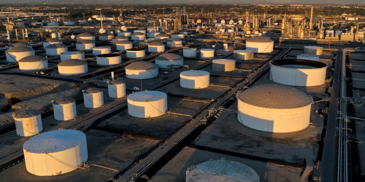 Prețurile petrolului au continuat să crească semnificativ luni, tot mai mult sub influența declarațiilor dure ale președintelui american Donald Trump privind Iranul și escaladarea conflictului din Orientul Mijlociu