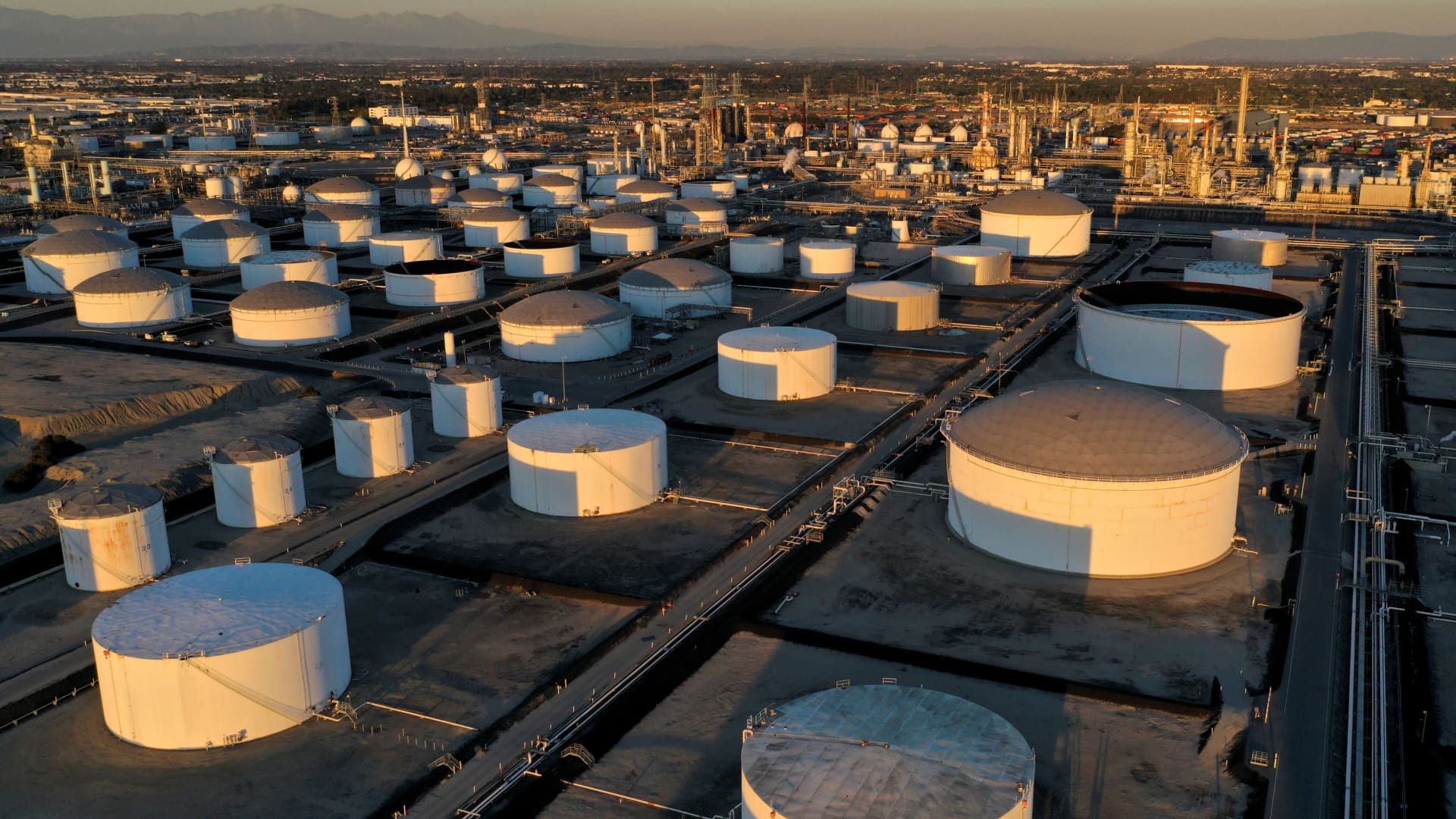 Prețurile petrolului au continuat să crească semnificativ luni, tot mai mult sub influența declarațiilor dure ale președintelui american Donald Trump privind Iranul și escaladarea conflictului din Orientul Mijlociu