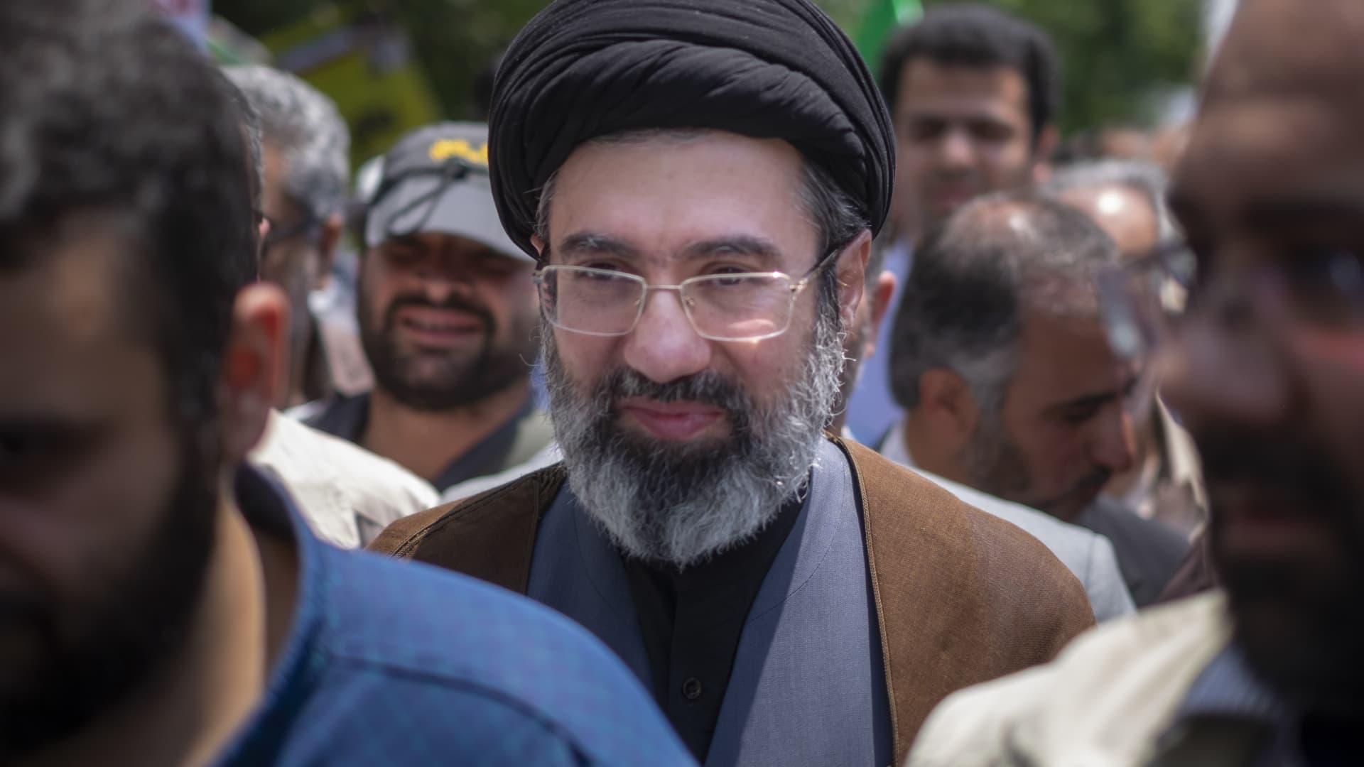 Iran a numit oficial noul lider suprem, Mojtaba Khamenei, fiul fostului ayatollah Ali Khamenei, într-un moment de tensiune maximă în regiune