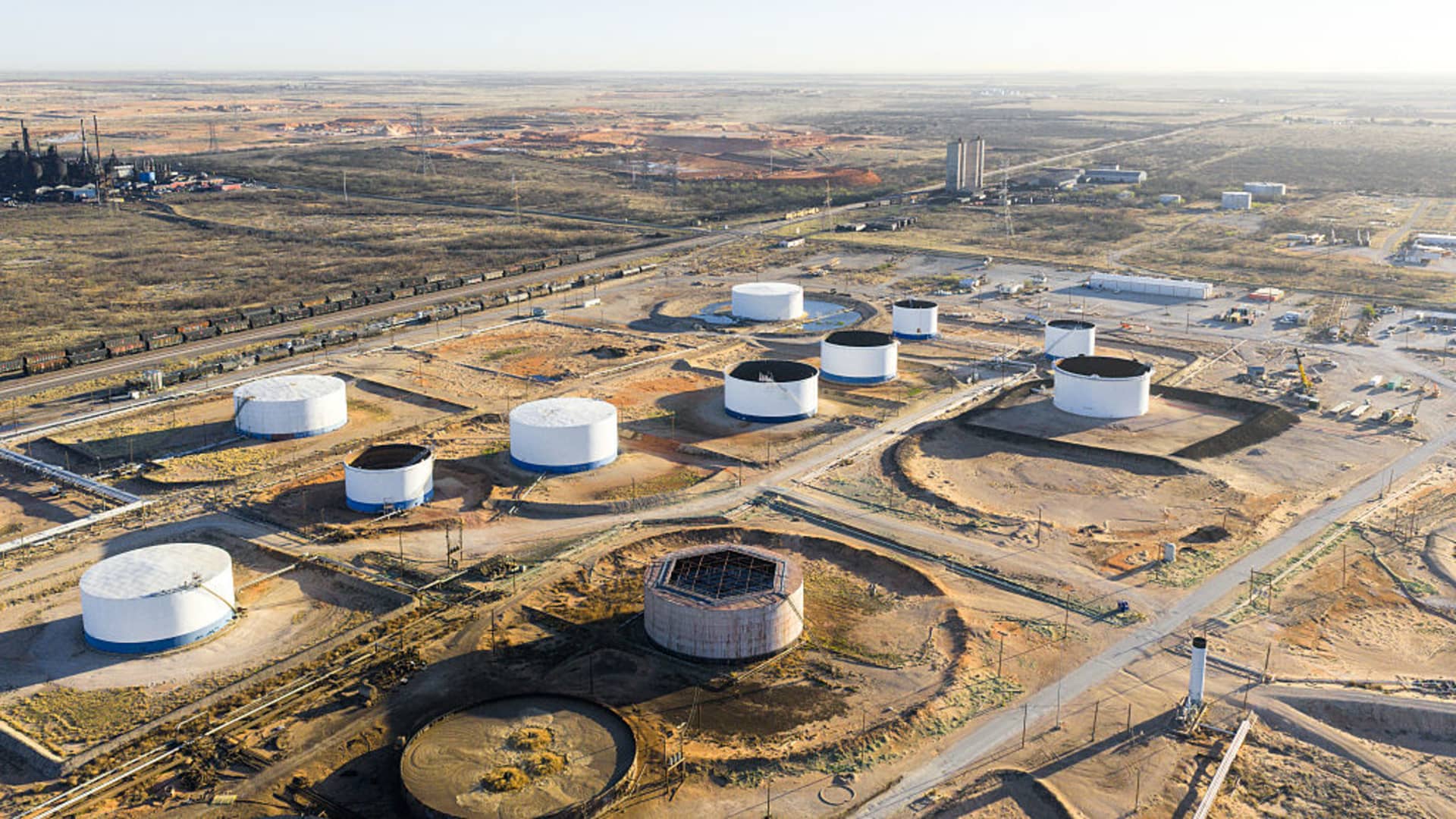 Prețurile petrolului au suferit o cădere semnificativă luni după anunțul președintelui Donald Trump, care a declarat că Statele Unite și Iranul au avut discuții productive privind posibilitatea de a pune capăt conflictului din Orientul Mijlociu