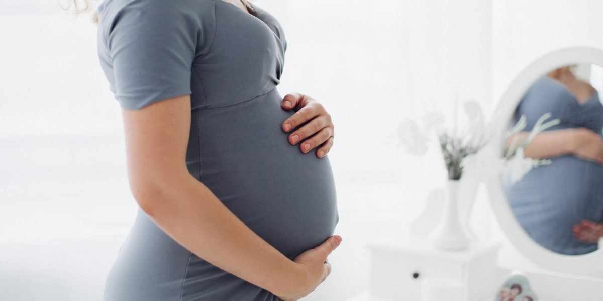 Expunerea la substanțe chimice în timpul sarcinii poate avea efecte pe termen lung, impactând sănătatea nu doar a viitorului copil, ci și a mai multor generații ulterior