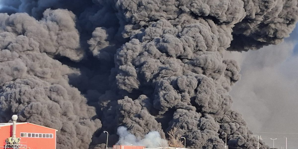 Un incendiu violent a izbucnit miercuri dimineață la o fabrică de polistiren din municipiul Arad, generând degajări masive de fum și impunând alertarea populației din zona învecinată