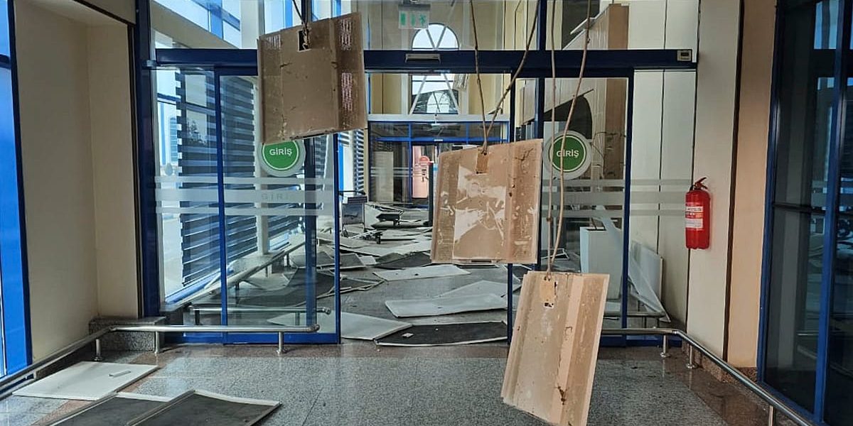 Doi civili răniți și pagube materiale semnificative au fost raportate joi, după ce drone iraniene au atacat terminalul de pasageri al Aeroportului Internațional Nakhchivan, situat în enclava Azerbaidjanului