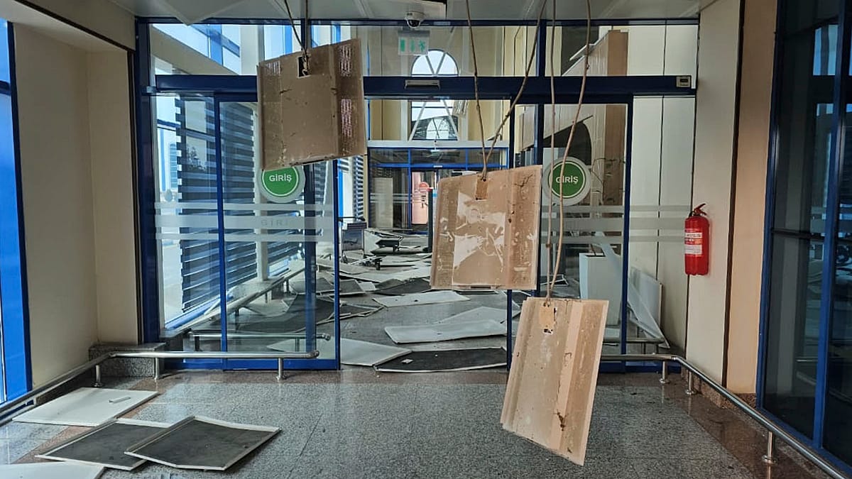 Doi civili răniți și pagube materiale semnificative au fost raportate joi, după ce drone iraniene au atacat terminalul de pasageri al Aeroportului Internațional Nakhchivan, situat în enclava Azerbaidjanului