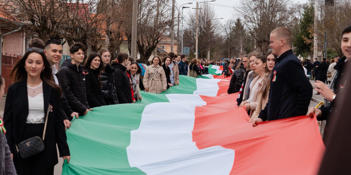 Târgu Secuiesc a vibrat duminică la audiența impresionantă adunată în parcul central pentru a marca Ziua Maghiarilor de Pretutindeni, un eveniment de tradiție cu semnificație profundă pentru comunitatea maghiară din România și nu numai