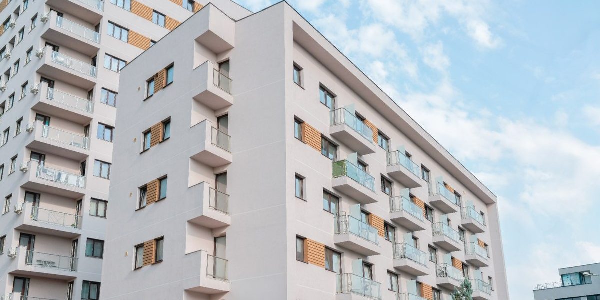 Închiderea balconului, o intervenție cu implicații legale serioase