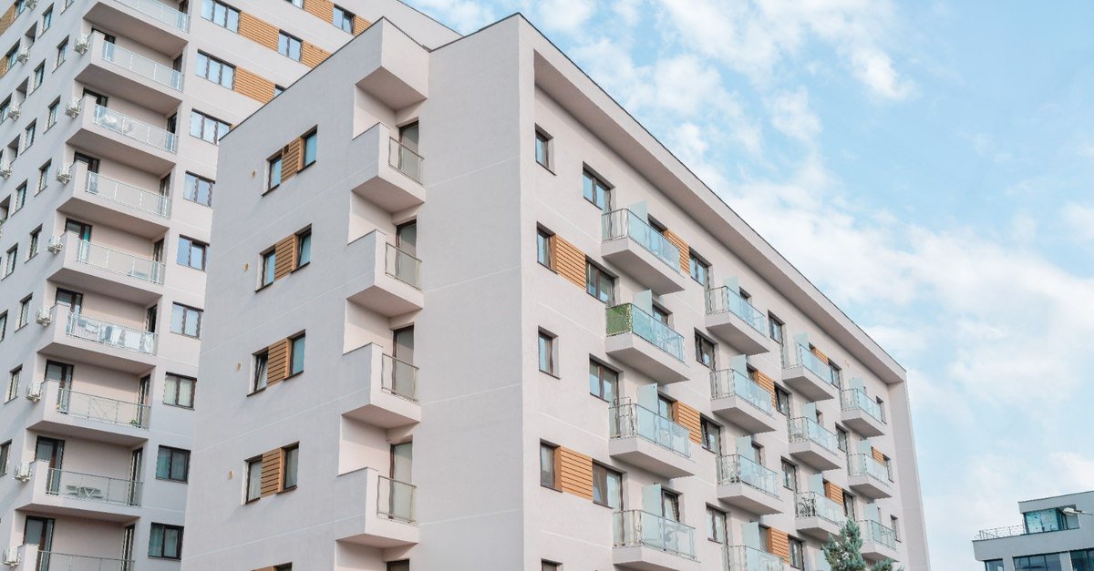 Închiderea balconului, o intervenție cu implicații legale serioase
