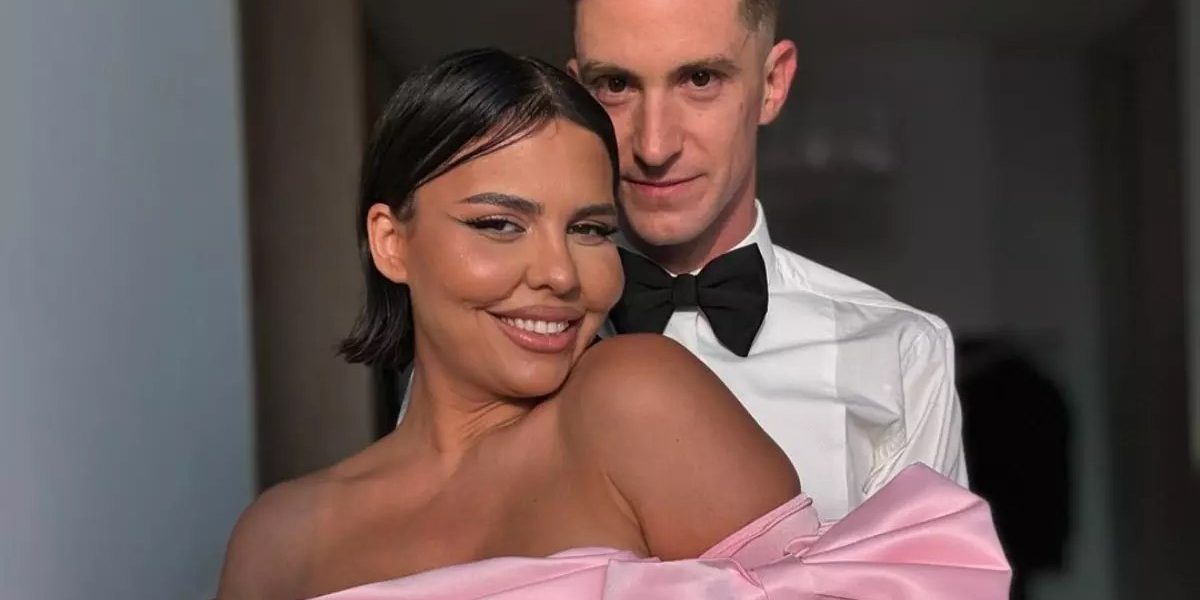 Andreea Popescu, fostă dansatoare a Deliei Matache, a confirmat oficial divorțul de Rareș Cojoc, după aproape 15 ani de căsnicie și o relație care părea de neclintit