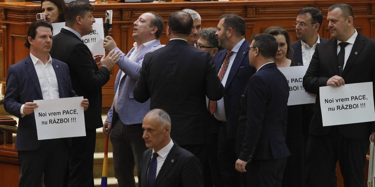 Deputații scandaliști din plenul reunit dedicat utilizării bazelor militare americane în România au fost sancționați de Parlament