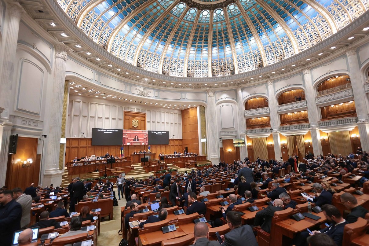 Criza politică de la București escaladează în ajunul votului pentru buget, după ce ședința comisiilor de buget din Parlament a fost suspendată în urma unui conflict aprins între partidele de coaliție Criza politică de la București continuă să se acutizeze, pe măsură ce Parlamentul se pregătește pentru momentul decisiv al adoptării bugetului național