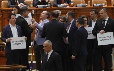 Trei deputați SOS România vor avea indemnizația redusă cu jumătate timp de trei luni
