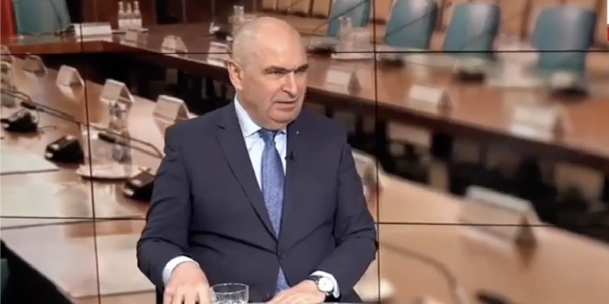 Ilie Bolojan răspunde cu tărie zvonurilor despre o posibilă alianță între PNL și AUR Premierul Ilie Bolojan a venit cu explicații clare și concise despre zvonurile apărute în ultimele zile legate de o posibilă colaborare între Partidul Național Liberal și formațiunea extremistă AUR