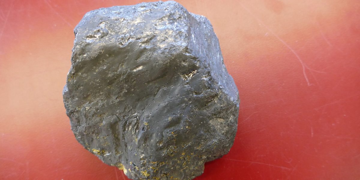 Guvernul român pregătește reluarea exploatării grafitului din zona Baia de Fier, un pas strategic pentru industria națională de tehnologie Ministrul Economiei, Digitalizării, Antreprenoriatului și Turismului a dat recent aviz public pentru un proiect de importanță majoră, ce vizează redeschiderea exploatării de grafit în zona Baia de Fier, județul Gorj