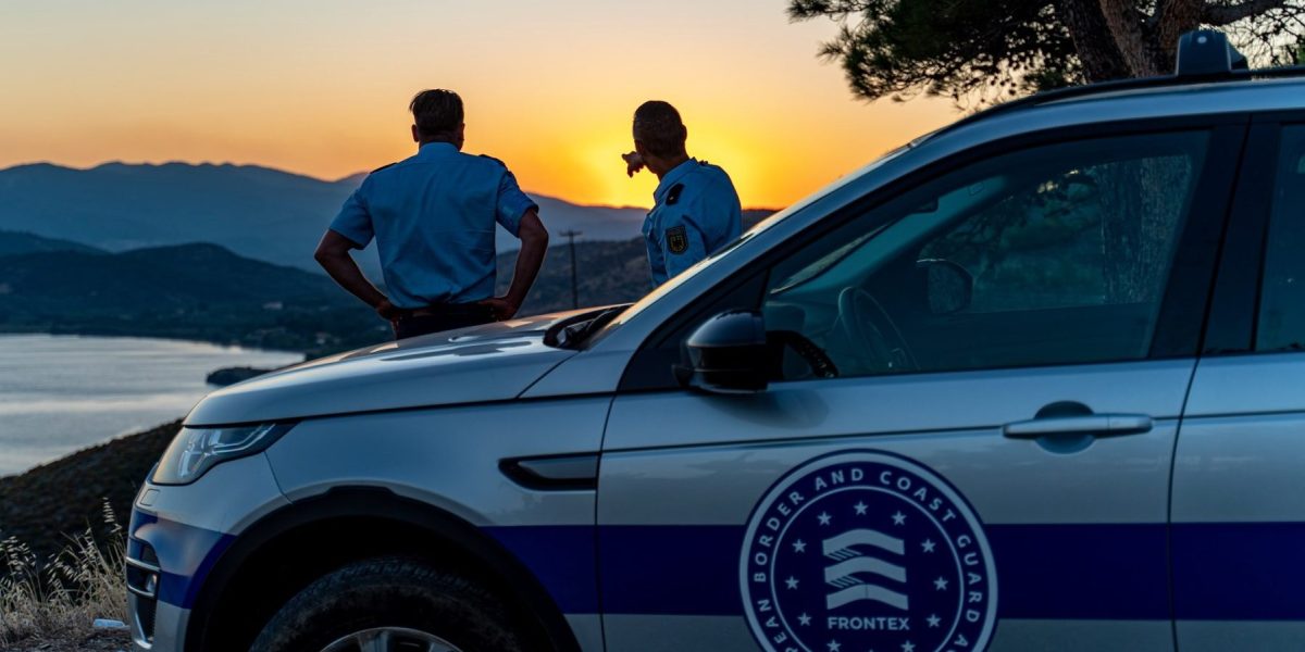 Grupurile de dreapta din PE convenș asupra noilor reguli pentru expulzarea migranților ilegali Încheierea unui acord de către principalele formațiuni politice de dreapta din Parlamentul European marchează un pas semnificativ în abordarea crizei migranților care afectează Uniunea Europeană de ani de zile