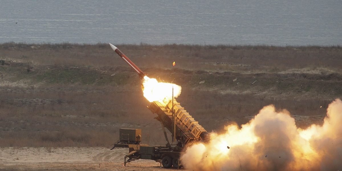 Este război de rezervă pe frontul armamentului: Pentagonul forțează companiile militare americane să sporească producția de muniții în fața amenințării din Iran Pentagonul face presiuni din ce în ce mai mari asupra industriei militare americane pentru a accelera producția de muniții, într-un context tensionat în regiunea Golfului, unde războiul nevăzut cu Iranul devine tot mai acut