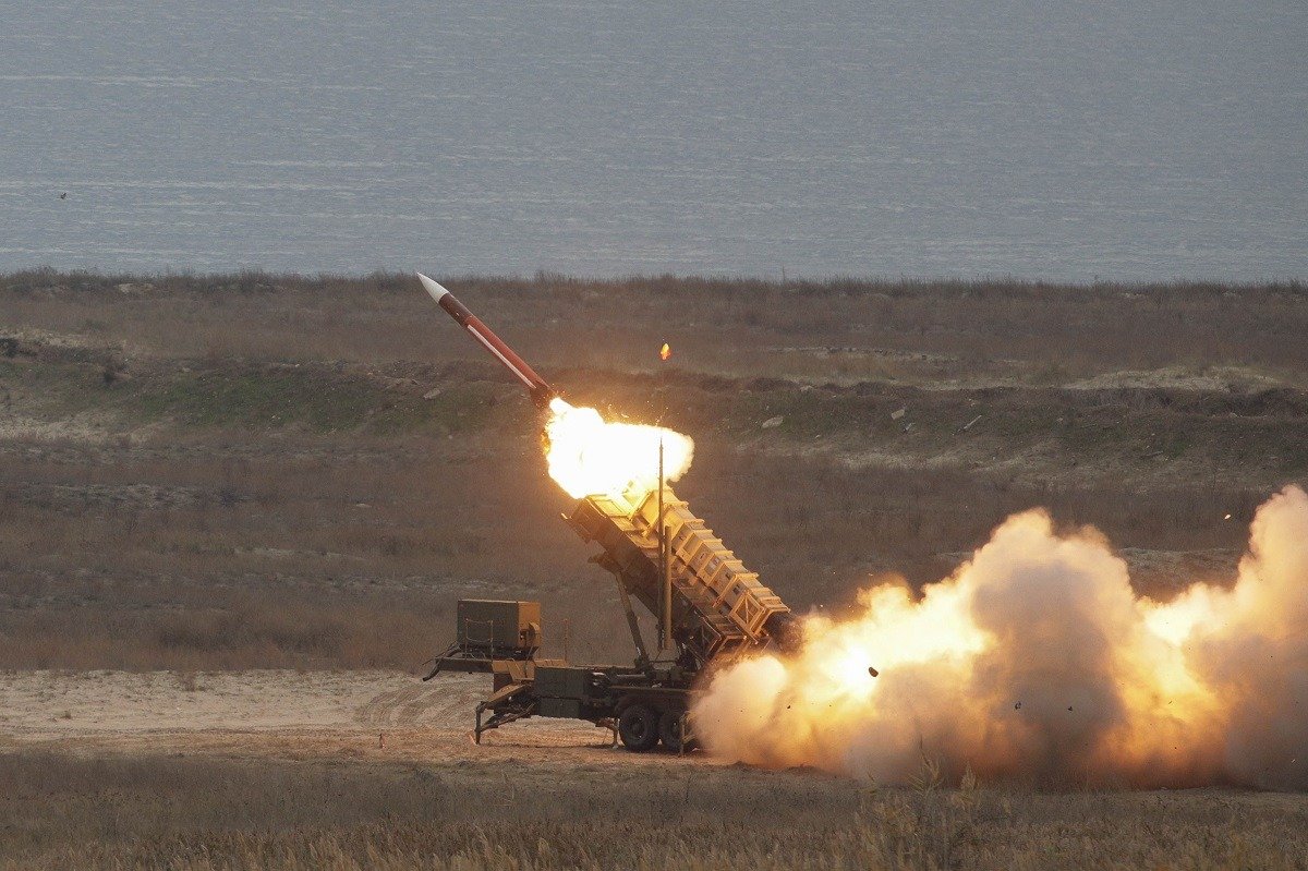 Este război de rezervă pe frontul armamentului: Pentagonul forțează companiile militare americane să sporească producția de muniții în fața amenințării din Iran Pentagonul face presiuni din ce în ce mai mari asupra industriei militare americane pentru a accelera producția de muniții, într-un context tensionat în regiunea Golfului, unde războiul nevăzut cu Iranul devine tot mai acut