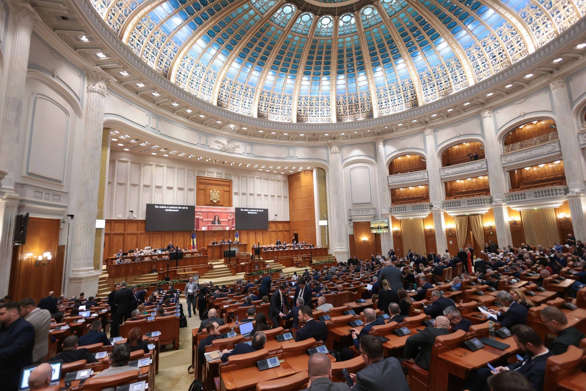 Numirile pentru funcții cheie în instituțiile statului, printre care postul de Avocatul Poporului, cele șase de la Consiliul Național pentru Combaterea Discriminării (CNCD) și unul la Curtea de Conturi, au fost amânate pe termen nelimitat, la solicitarea Partidului Social Democrat (PSD)