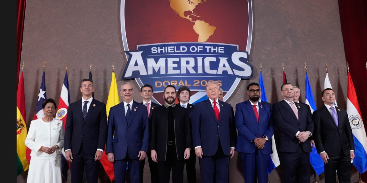 Trump lansează „Scutul Americii”: o nouă alianță pentru contracararea cartelurilor și influenței Chinei în emisfera vestică Președintele Statelor Unite, Donald Trump, a făcut un anunț cu impact major pentru geopolitica regiunii americane sâmbătă, 7 martie, la un summit bilateral găzduit în Florida