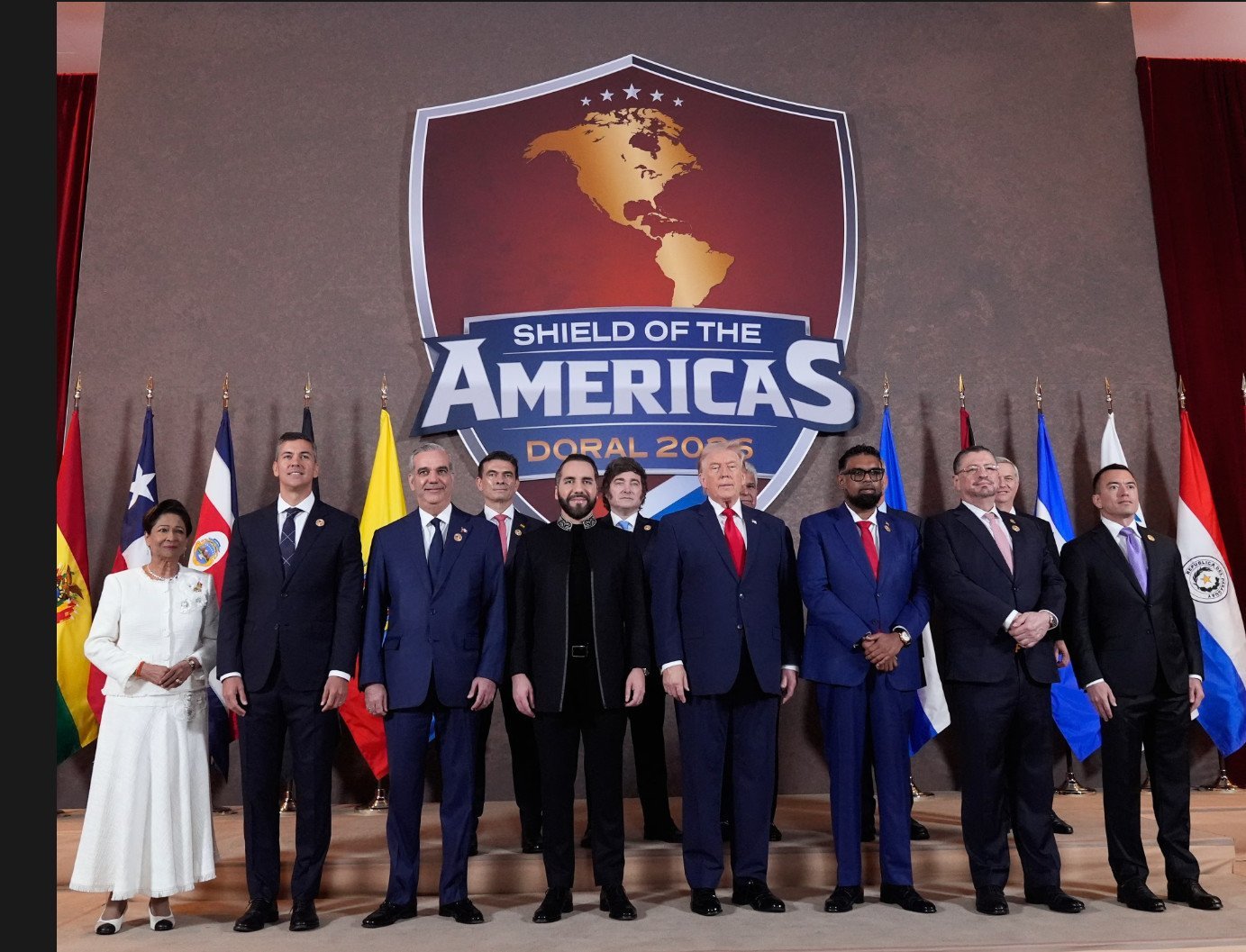 Trump lansează „Scutul Americii”: o nouă alianță pentru contracararea cartelurilor și influenței Chinei în emisfera vestică Președintele Statelor Unite, Donald Trump, a făcut un anunț cu impact major pentru geopolitica regiunii americane sâmbătă, 7 martie, la un summit bilateral găzduit în Florida