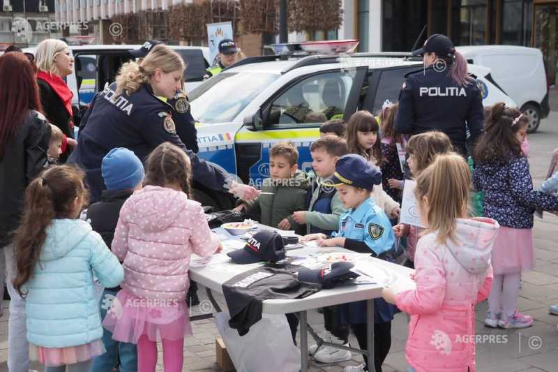Zalău devine loc de joacă educațional pentru sute de copii în ziua dedicată Poliției Centrul municipiului Zalău s-a transformat miercuri în scena unui eveniment rar întâlnit, care a reunit sute de copii și polițiști în spiritul celei mai importante zile din calendarul acestei instituții