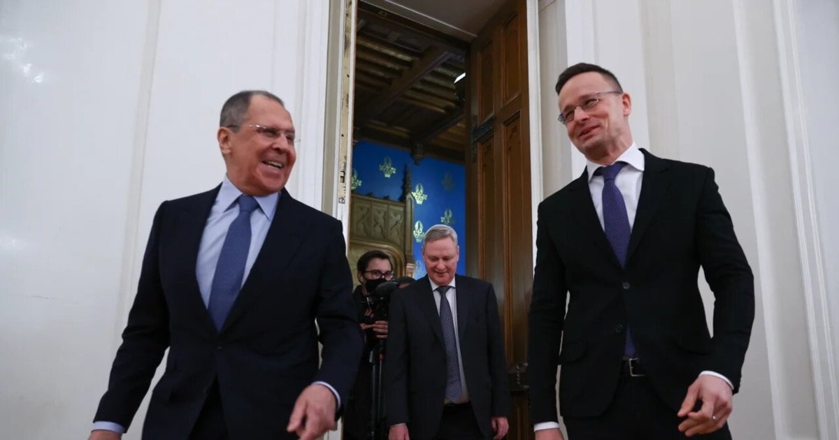 Uniunea Europeană solicită clarificări din partea Ungariei după acuzațiile privind transmiterea de informații sensibile Rusiei Campania de tensiuni dintre Bruxelles și Budapesta atinge un nou nivel, după ce Executivul de la Bruxelles a exprimat luni „foarte îngrijorare” față de acuzațiile conform cărora miniștrii ungari de externe ar fi transmis Rusiei informații sensibile referitoare la negocierile UE