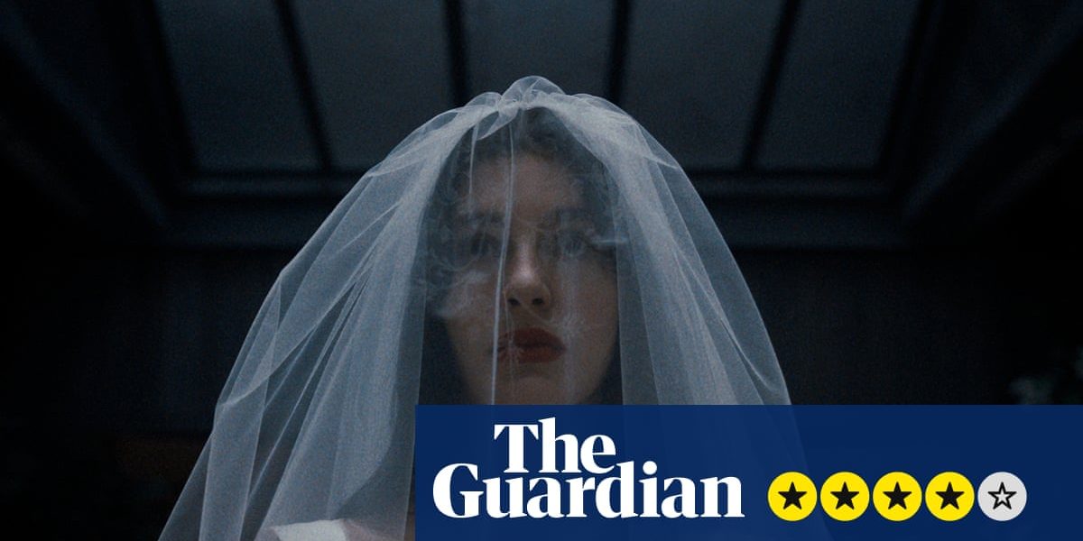 Seria horror “Something Very Bad Is Going to Happen” aduce în prim-plan un sat plin de secrete întunecate Netflix a lansat recent seria horror în opt episoade “Something Very Bad Is Going to Happen”, o producție care a reușit să stârnească reacții diverse, de la admirație pentru atmosferea stipulată la reacții de anxietate și neliniște