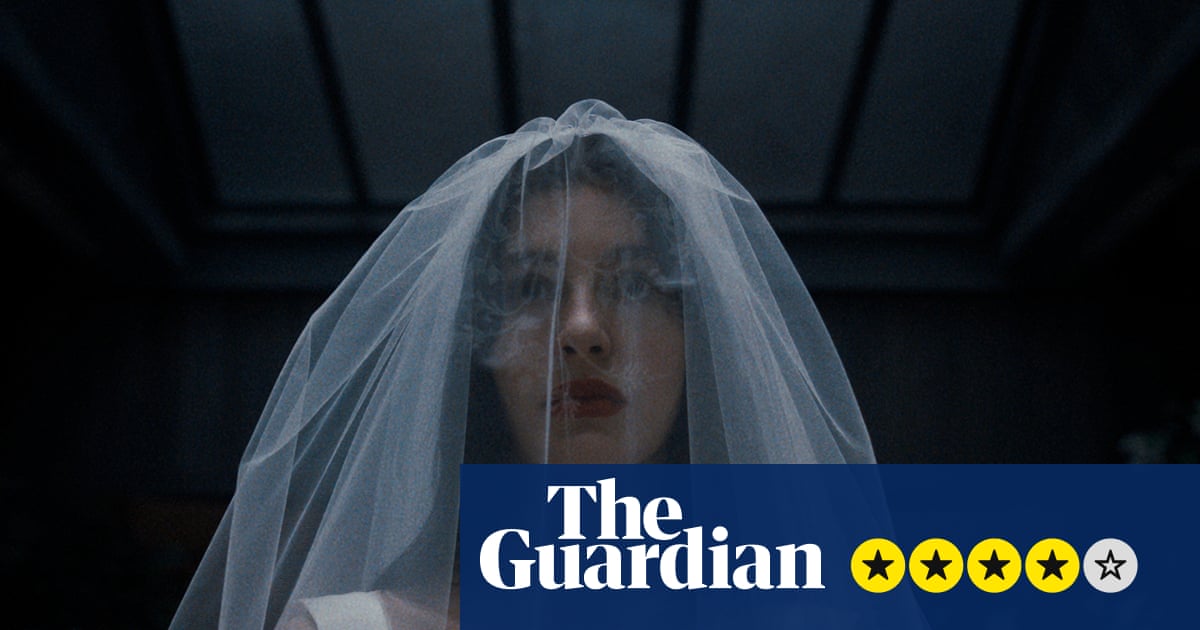 Seria horror “Something Very Bad Is Going to Happen” aduce în prim-plan un sat plin de secrete întunecate Netflix a lansat recent seria horror în opt episoade “Something Very Bad Is Going to Happen”, o producție care a reușit să stârnească reacții diverse, de la admirație pentru atmosferea stipulată la reacții de anxietate și neliniște