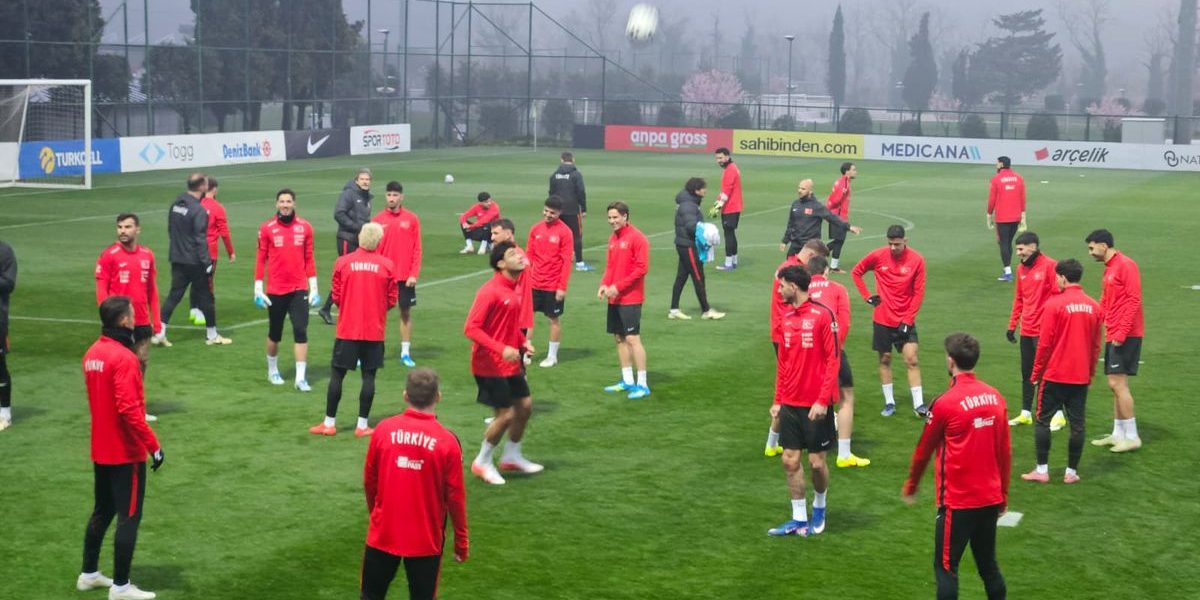 Naționala Turciei s-a reunit la Istanbul pentru cele două zile cruciale de dinaintea barajului cu România, în condiții inedite și cu o serie de absențe importante care ar putea influența decisiv întrecerea