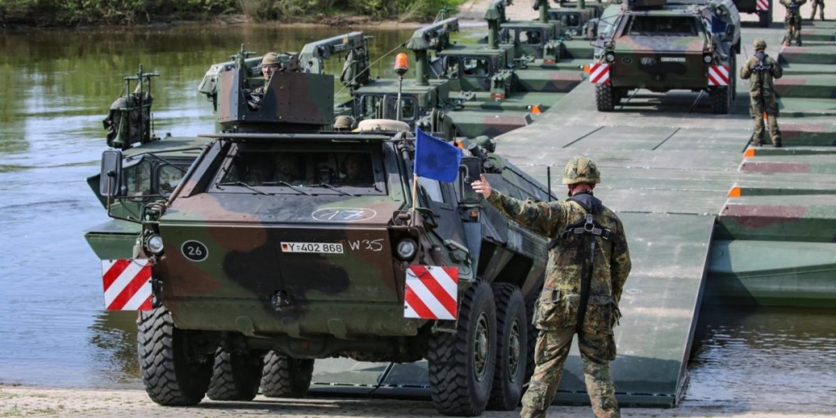 Armata Germană Limitează Publicarea Imaginilor cu Instalații Militare pentru Protecția Securității Naționale Experiență recentă a scandalurilor legate de dezvăluiri neautorizate ale unor detalii despre infrastructura militară a fost un factor-cheie în decizia Ministerului Apărării din Germania de a interzice membrilor forțelor armate să facă fotografie sau să difuzeze imagini ale instalațiilor militare
