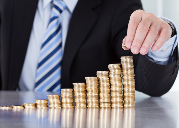 Educația financiară, cheia pentru a ieși din cercul vicios al trăitului de la salariu la salariu Într-o societate în care cheltuielile depășesc adesea veniturile și tinerii se confruntă cu dificultăți în gestionarea banilor, conceptul de educație financiară devine mai relevant ca niciodată