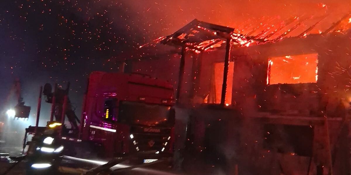 Un incendiu devastator a transformat o hală din localitatea Romos într-un focar de neliniște în noaptea de miercuri spre joi, impunând o intervenție mobilizată rapid și eficientă din partea autorităților