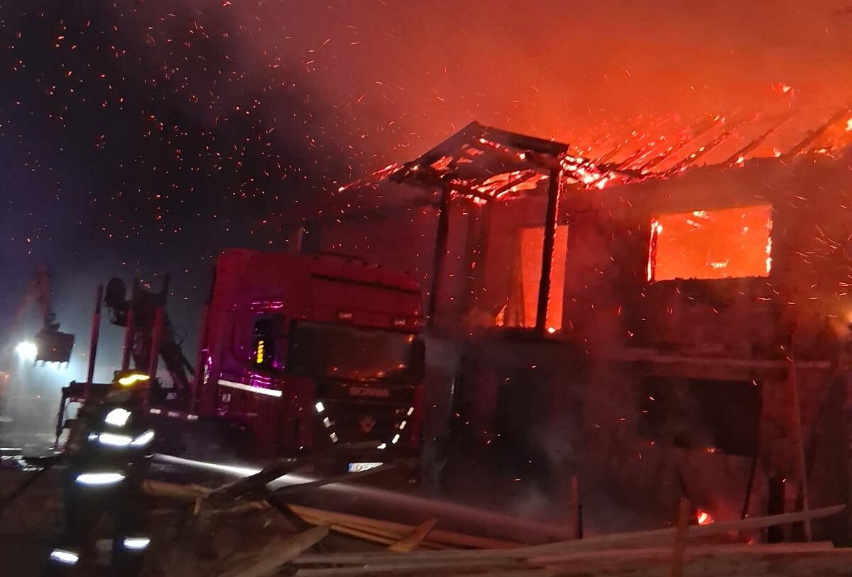 Un incendiu devastator a transformat o hală din localitatea Romos într-un focar de neliniște în noaptea de miercuri spre joi, impunând o intervenție mobilizată rapid și eficientă din partea autorităților