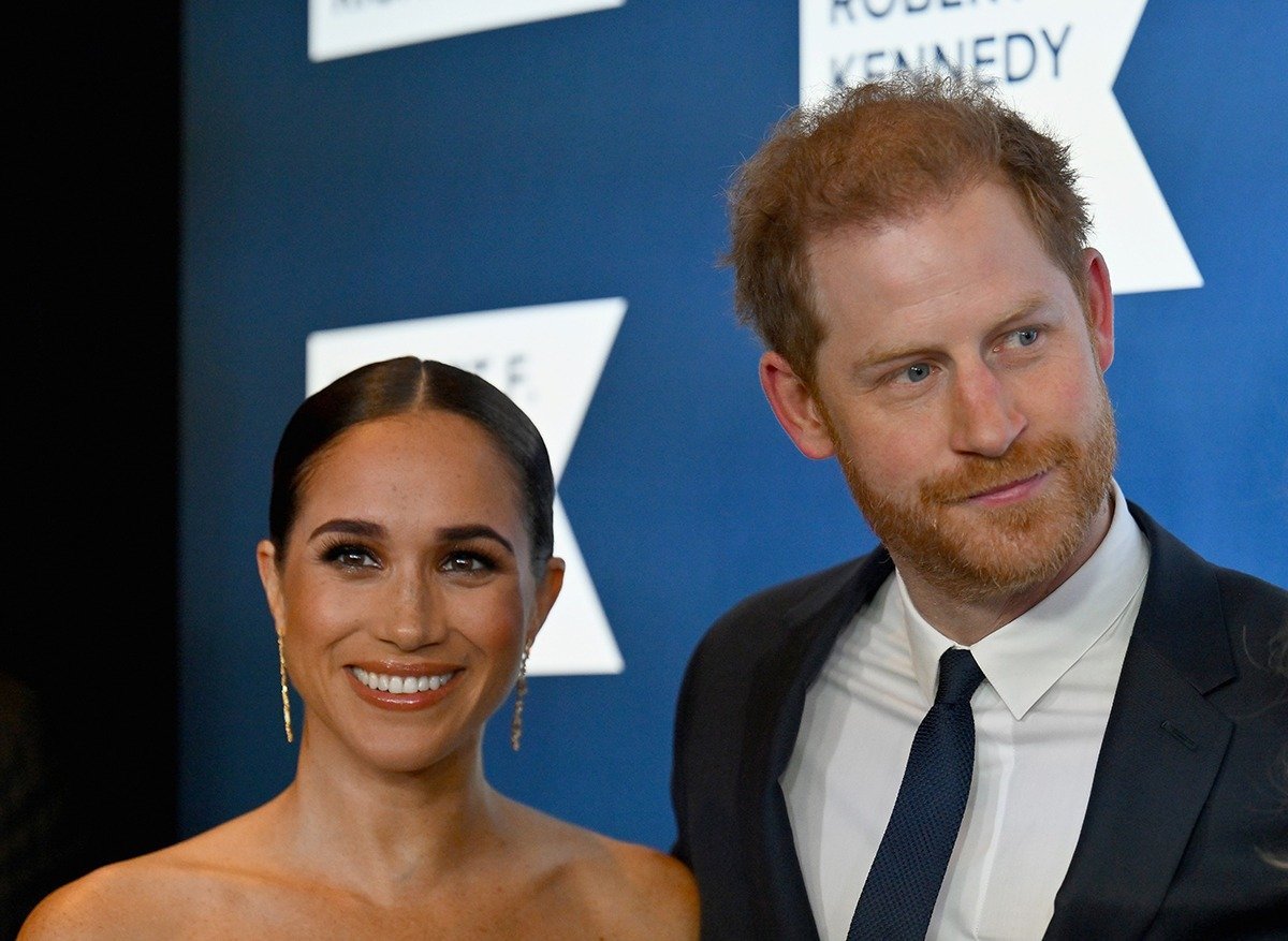 Purtătorul de cuvânt al Prințului Harry respinge acuzațiile despre Meghan, catalogându-le drept o teorie a conspirației În contextul unui val de critici și speculații legate de viața și alegerea de a se detașa de familia regală britanică, cuplul format din Prințul Harry și soția sa, Meghan Markle, continuă să fie subiect de dispută publică