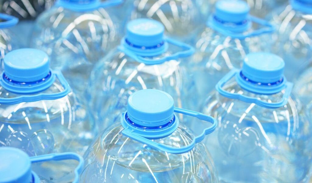 Autoritățile sanitare din Statele Unite au dispus recent retragerea de pe piață a peste 650.000 de sticle de apă îmbuteliată, într-un incident ce ridică semne de întrebare serioase legate de siguranța alimentelor consumate zilnic