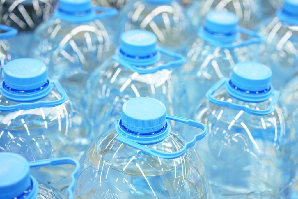 Autoritățile sanitare din Statele Unite au dispus recent retragerea de pe piață a peste 650.000 de sticle de apă îmbuteliată, într-un incident ce ridică semne de întrebare serioase legate de siguranța alimentelor consumate zilnic