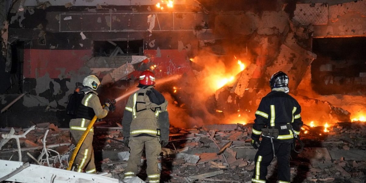 Rusia intensifică atacurile asupra Ucrainei în timp ce discuțiile de pace stagnează pe fondul crizei din Orientul Mijlociu Ucraina traversează o perioadă de turbulențe majore, atât din cauza escaladării conflictului militar cu Moscova, cât și din cauza blocajului diplomatic în vederea unei eventuale soluții pașnice