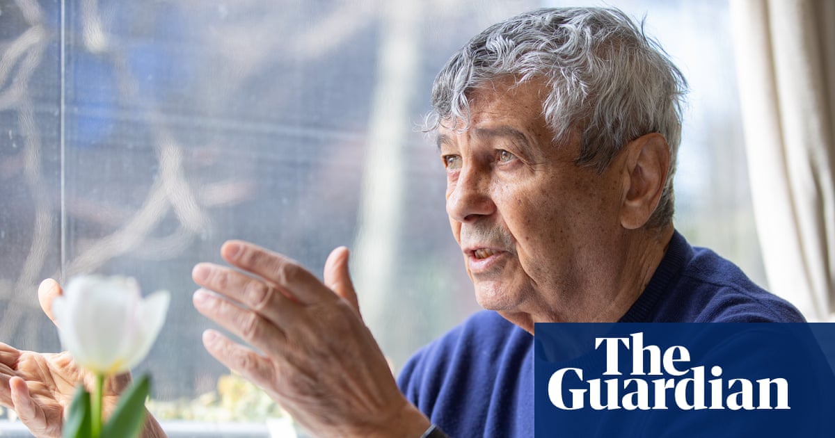 Mircea Lucescu, legendarul antrenor român în vârstă de 80 de ani, își pune ultimele resorturi pentru a duce echipa națională a României la Mondialul din Qatar, în ciuda problemelor de sănătate ce îl frământă