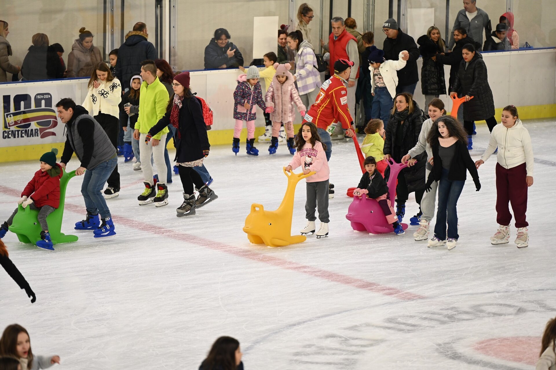 Berceni Arena repară atmosfera de primăvară cu un program de patinaj pentru întreaga familie în acest weekend Pentru iubitorii sporturilor de iarnă și pentru cei care vor să împrietenescă gheața, Berceni Arena pregătește o ofertă specială în weekendul ce urmează
