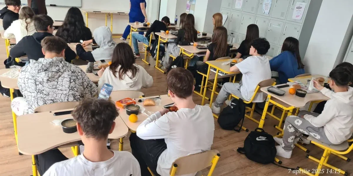 Peste 140 de copii cu cerințe speciale din Sector 2 ar putea beneficia de servicii de masă, într-un proiect propus pentru următoarea ședință a Consiliului Local Autoritățile locale din Sectorul 2 au în vizor un proiect ce vizează acordarea de servicii de masă pentru elevii cu cerințe speciale, în cadrul unei inițiative menite să sprijine integrerea și participarea acestor copii în procesul educațional