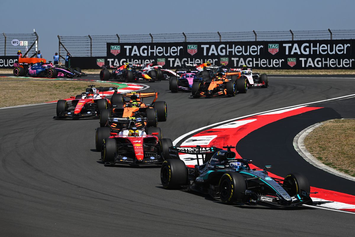 George Russell (Mercedes) a triumfat în cursa de Sprint de la Shanghai, conturând un început de sezon solid pentru echipa germană