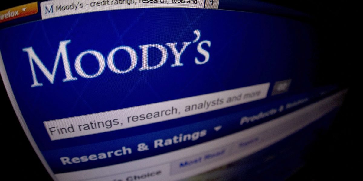 România primește o veste în aprilie care îi poate influența profund economia: Agenția de rating Moody’s a confirmat stabilitatea fiscală a țării și potențialul de dezvoltare în regiune, dar a reiterat prioritatea reducerea deficitului bugetar