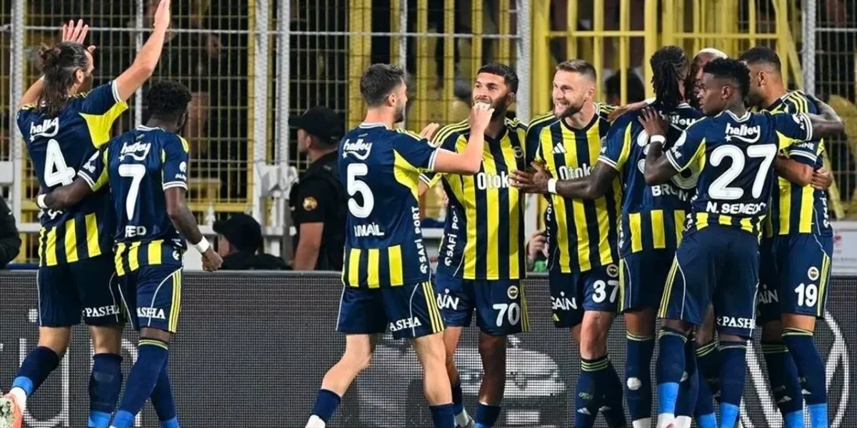 Fenerbahçe şi Samsunspor se înfruntă în meciul etapei 25 din Super Lig, într-un duel decisiv pentru podium Fenerbahçe și Samsunspor se pregătesc să își măsoare forțele în partida programată pentru această seară, de la ora 20.00, pe stadionul Chobani