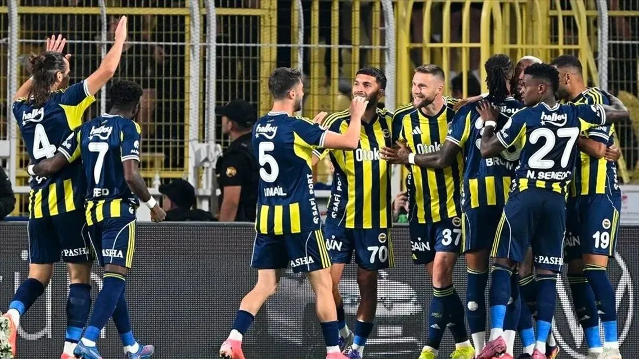 Fenerbahçe şi Samsunspor se înfruntă în meciul etapei 25 din Super Lig, într-un duel decisiv pentru podium Fenerbahçe și Samsunspor se pregătesc să își măsoare forțele în partida programată pentru această seară, de la ora 20.00, pe stadionul Chobani