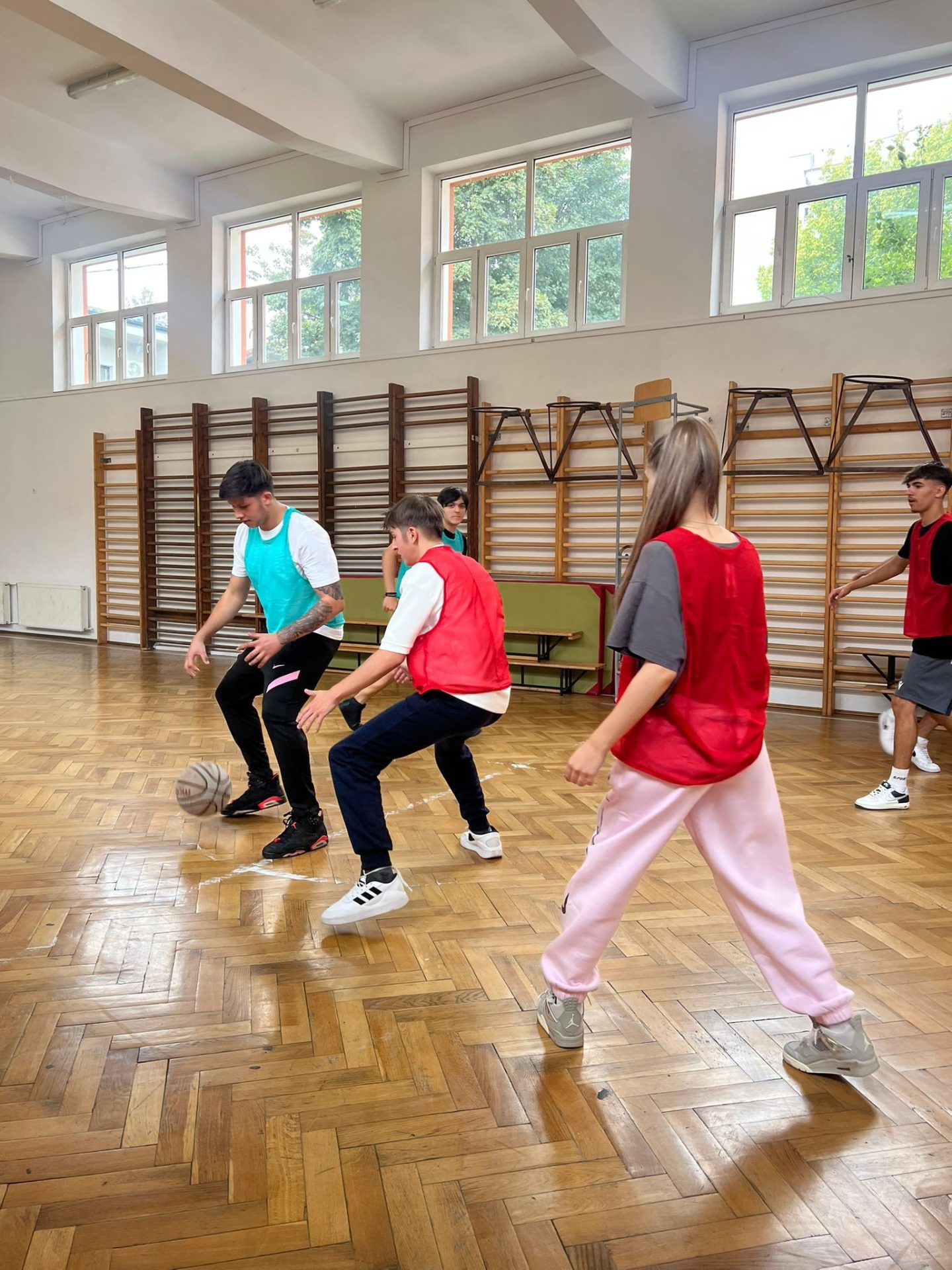 Cursuri gratuite de baschet pentru elevi, susținute de două asociații la Colegiul Energetic Sector 5