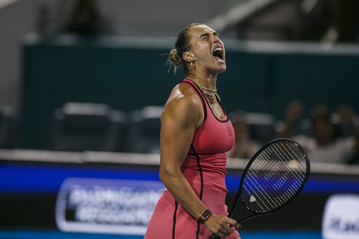 Aryna Sabalenka s-a calificat în finala Miami Open după o victorie convingătoare în fața Elenei Rybakina, scor 6-4, 6-3, într-un meci intens și echilibrat, disputat joi după-amiază pe terenurile din Florida