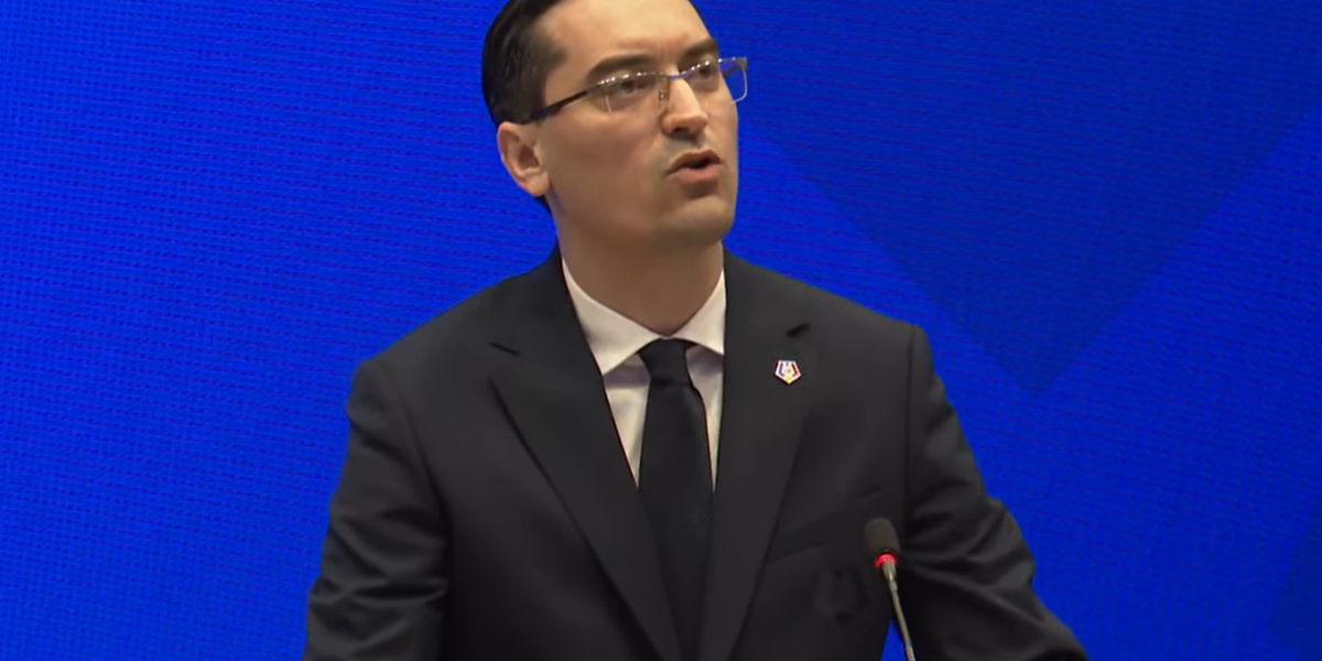 Cine e misteriosul măscăriciu? Toate datele despre el