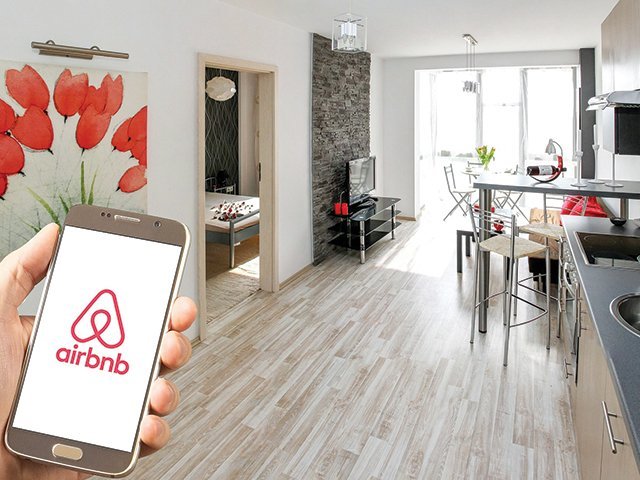 Rezervările pe Airbnb în România înregistrează o creștere exponentială, iar proprietarii recurg tot mai des la platforme de închiriere pentru a transforma apartamentele libere în surse de venit suplimentar