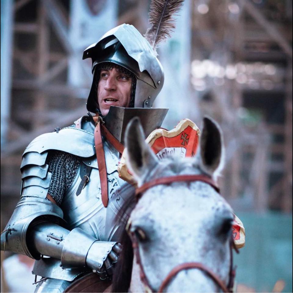 Un român din Mediaș păstrează vie tradiția medievală în inima unui secol dominat de tehnologie și viteză, alegând să trăiască după regulile curajului și onoarei din epoca turnirurilor