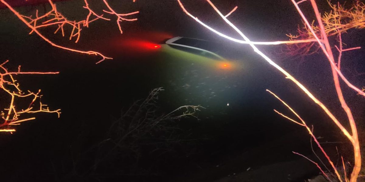 Mașină în apă pe Splaiul Unirii, șofer nevătămat